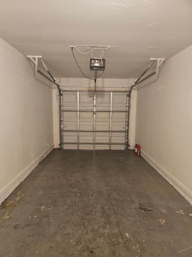 Building Photo - Location Location Location of this nice 3 ...