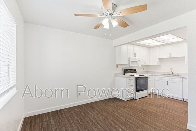 Building Photo - 2529 Greenwood Ln