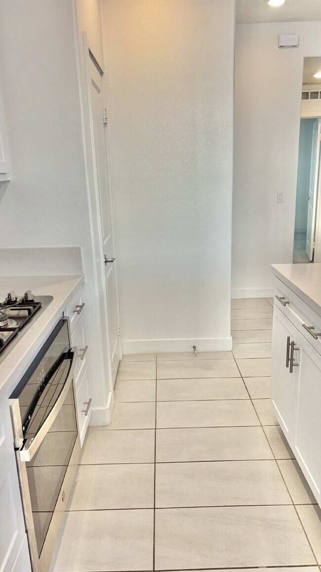 Building Photo - 4 Bedrooms Available University Park