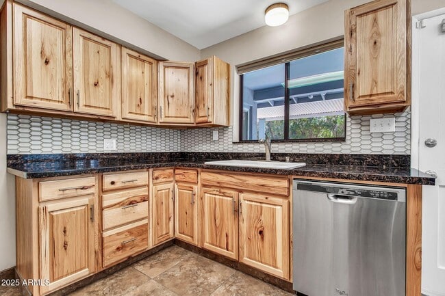 Building Photo - 4623 E Catalina Dr