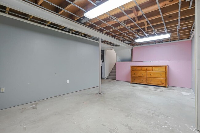 Building Photo - 2543 Stonington Ave