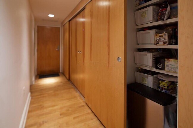 Building Photo - 106 N High St