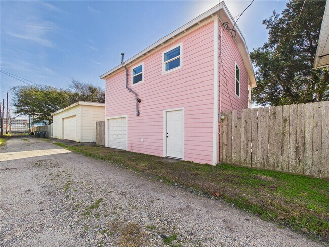 Building Photo - 3602 Avenue S 1/2