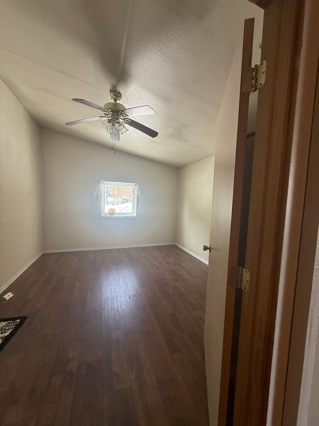 Building Photo - Cozy & Quiet 1 Bedroom, 1 Bath Apartment – Centrally Located