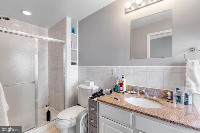 Building Photo - 714 Medina St