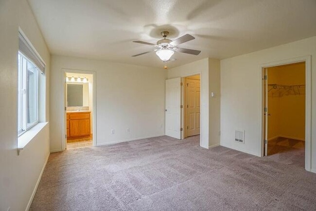 Building Photo - THREE BEDROOM TOWNHOUSE