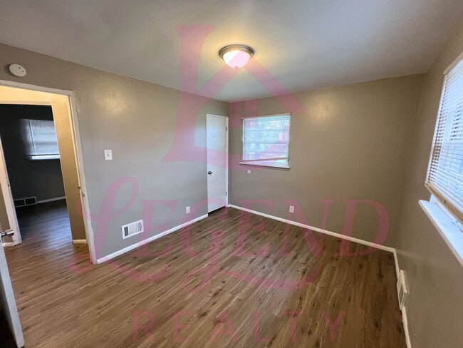 Building Photo - Charming 3-Bedroom 1 Bathroom Home!