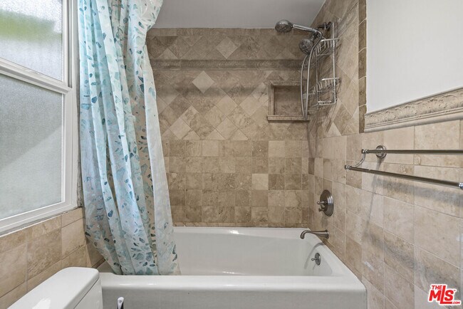 Building Photo - 423 Rexford Dr