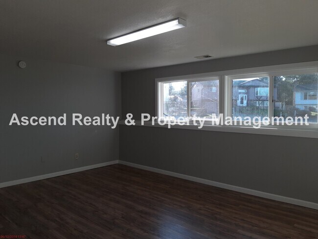 Building Photo - 4 Bed on Cul de Sac, Fenced Yard, Quick Access to Schools, Outlet Mall, Troutdale Station Food Ca...