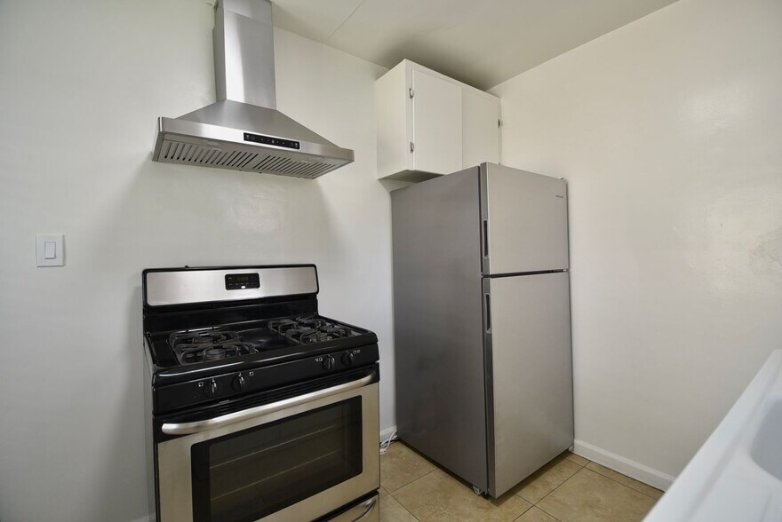 Building Photo - 605-609 North Hollywood Way