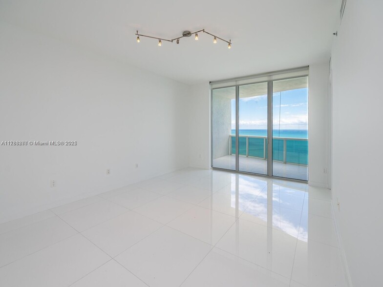 Building Photo - 15901 Collins Ave