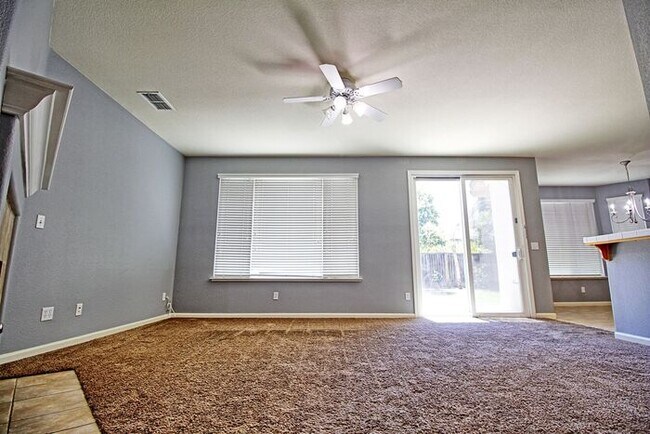 Building Photo - Lovely, Hidden Lake 4 bedroom, 2.5 bathroo...