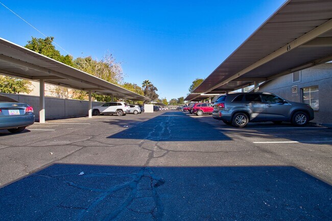 Building Photo - Updated 2 Bedroom, 2 bathroom located in a Gated Community!! Like living at a Resort!  Available ...