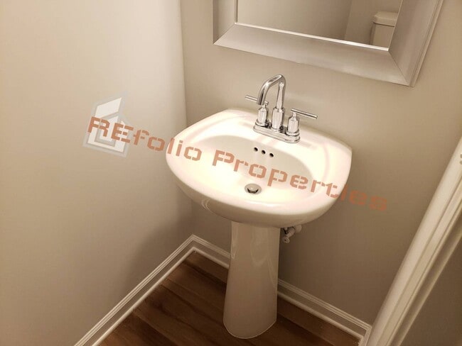 Building Photo - Beautiful 3 Bedrooms 1-Car Garage End Unit Townhouse, May 7th!