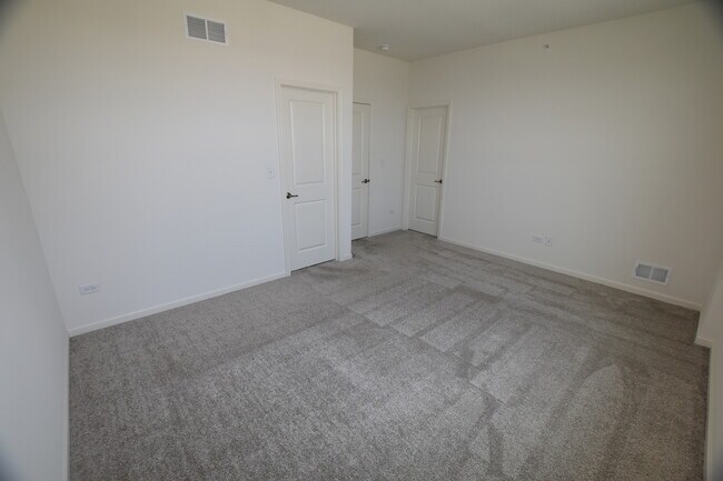 Building Photo - 2945 Showplace Dr