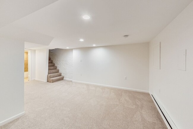 Building Photo - Spacious 3bd/2.5 bath updated townhome in ...