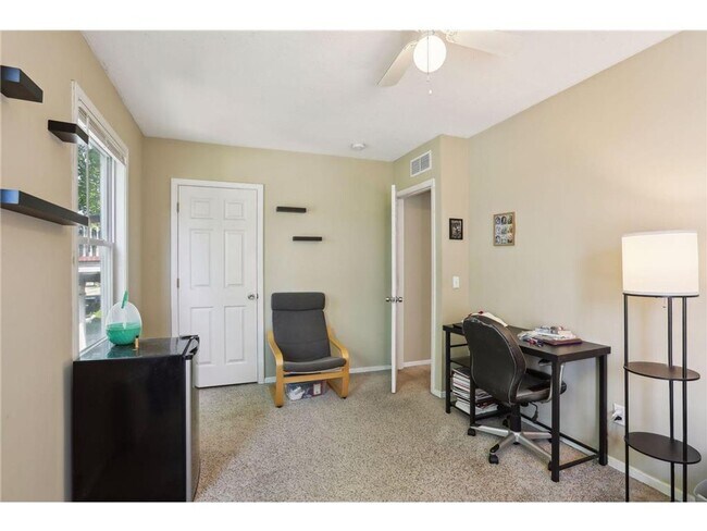 Building Photo - LOCATION LOCATION LOCATION! 5BD / 2BA Available 9/1/26!