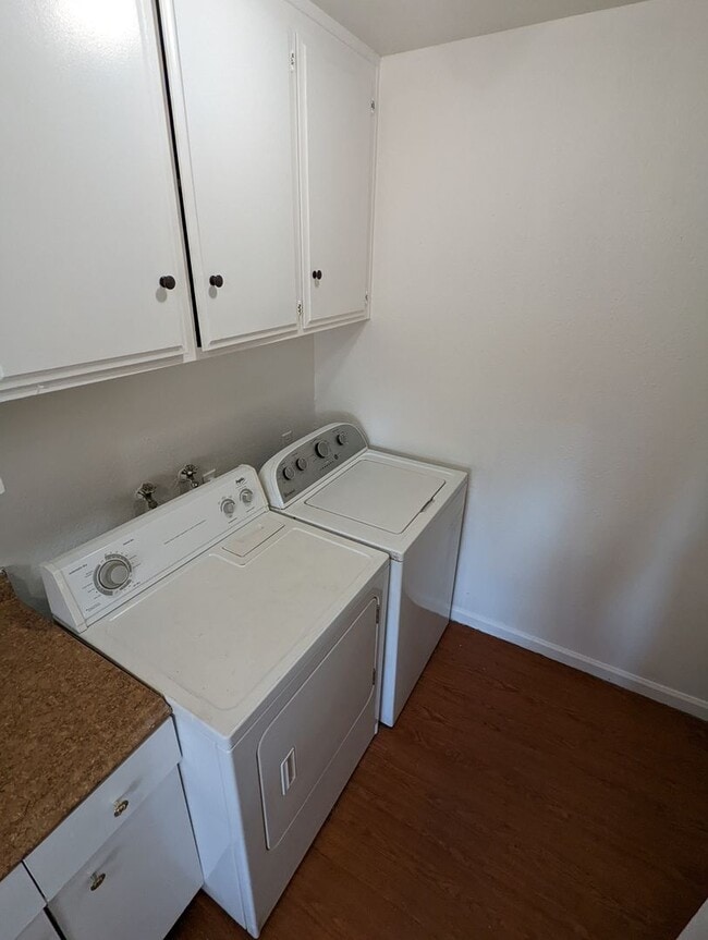 Building Photo - Cozy Two Bedroom, One and a Half Bath Townhouse