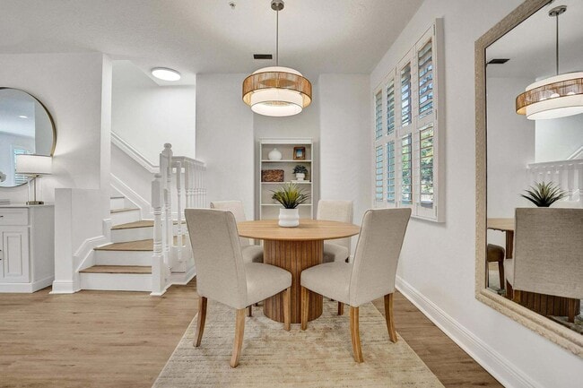 Building Photo - 642 NW 38th Cir