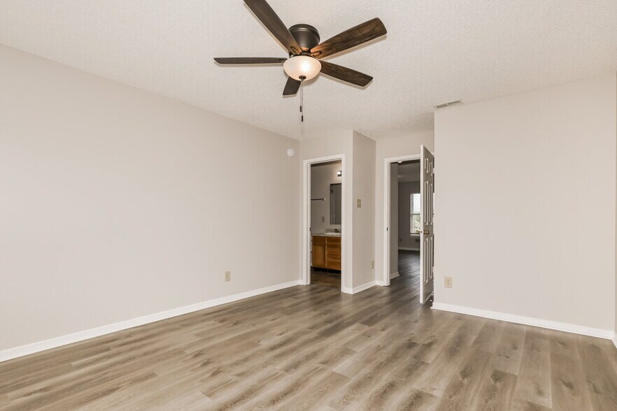 Building Photo - 11351 N Creekside Dr