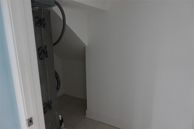 Building Photo - 1102 Winnie St