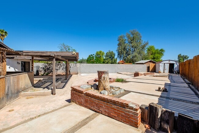 Building Photo - Rental Availalble