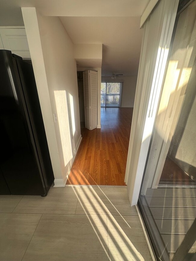 Building Photo - Beach Place Town House