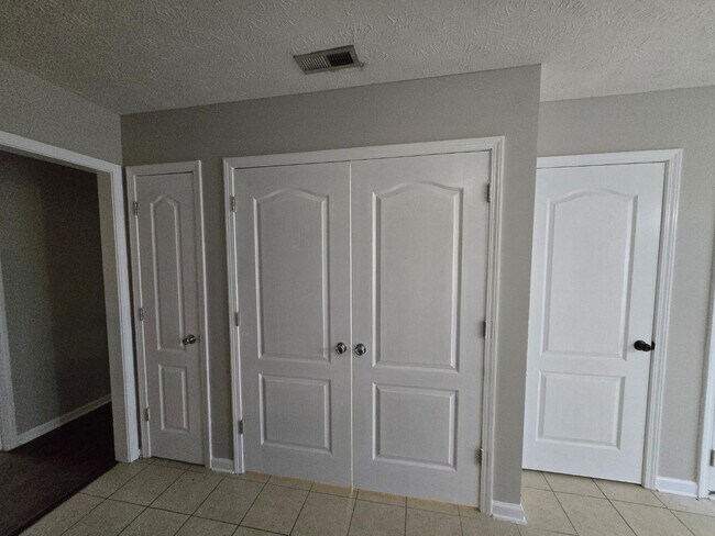 Building Photo - 150 Bear Creek Dr