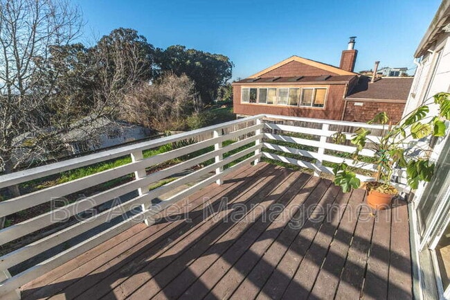 Building Photo - 1723 Bayo Vista Ave