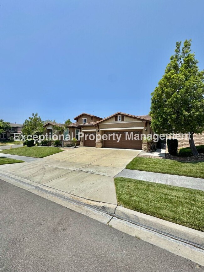 Building Photo - Beautiful 3 bedroom 3 bathroom single stor...