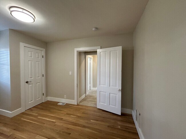 Building Photo - Rent Special! - Gorgeous 3 Bed + Bonus Roo...