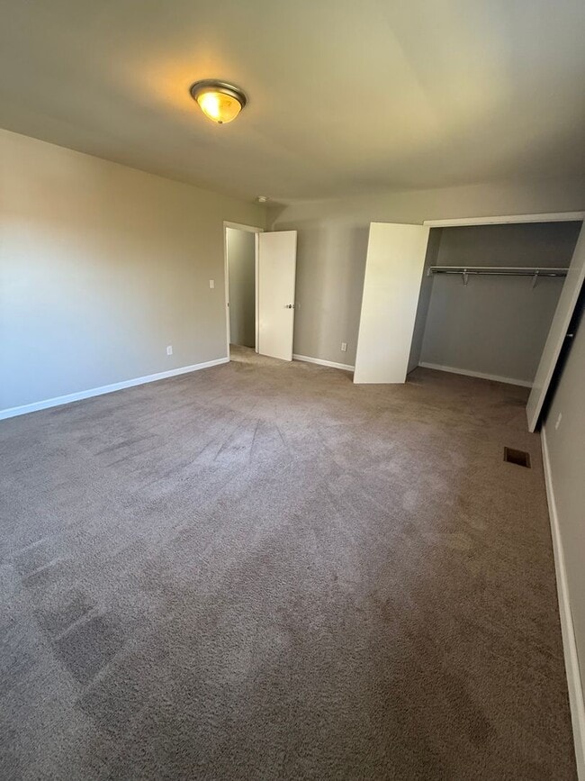 Building Photo - W Ray