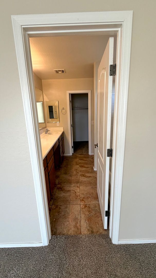 Building Photo - Spacious Surprise home with large backyard