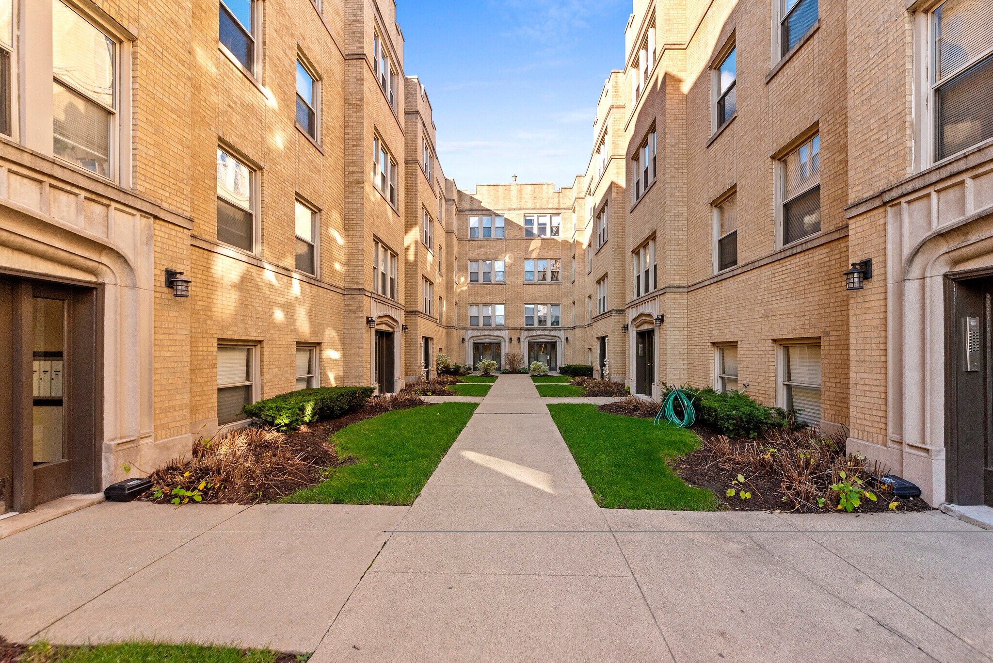 Building Photo - 1118 E Hyde Park Blvd