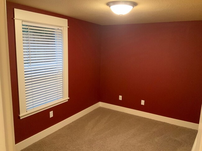 Building Photo - A Must See! 4 Bedroom House in North Eugene