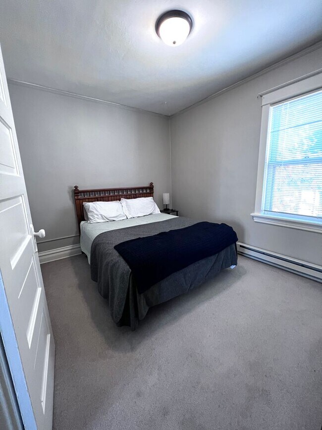 Building Photo - 17 E 6th St