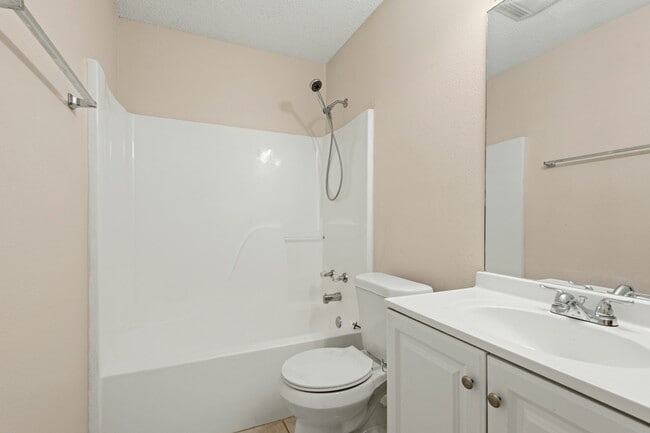 Building Photo - 2205 Greenwood Dr