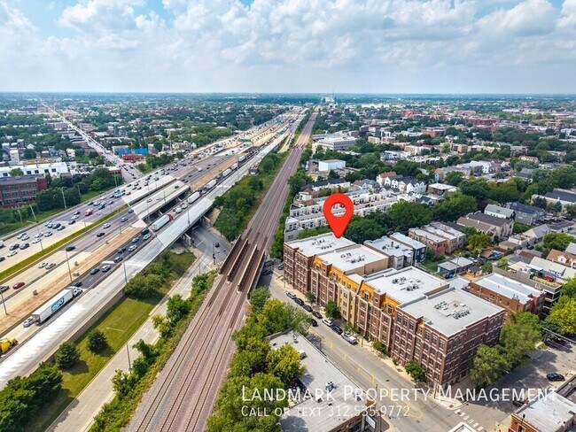Building Photo - 2622 W Diversey Ave