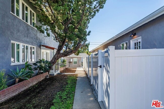 Building Photo - 1812 W Glenoaks Blvd