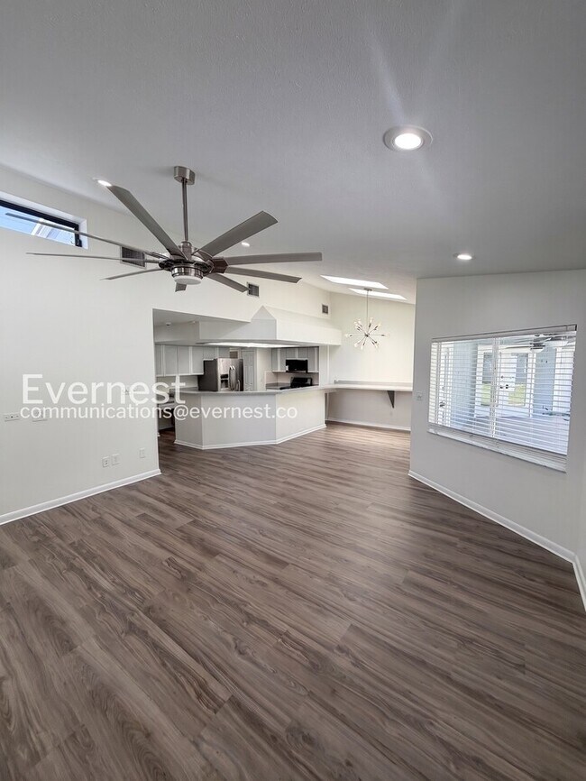 Building Photo - 4 Bed/2.5 Bath Home with Detached Garage / Available Now!