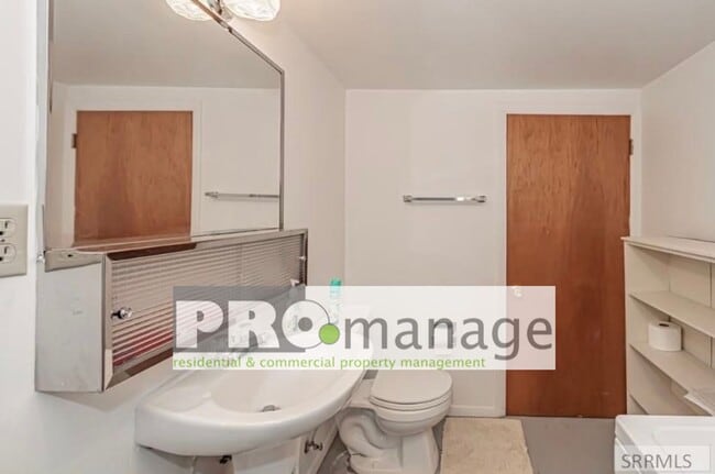 Building Photo - Three bed, one and a half bath townhouse in Idaho Falls