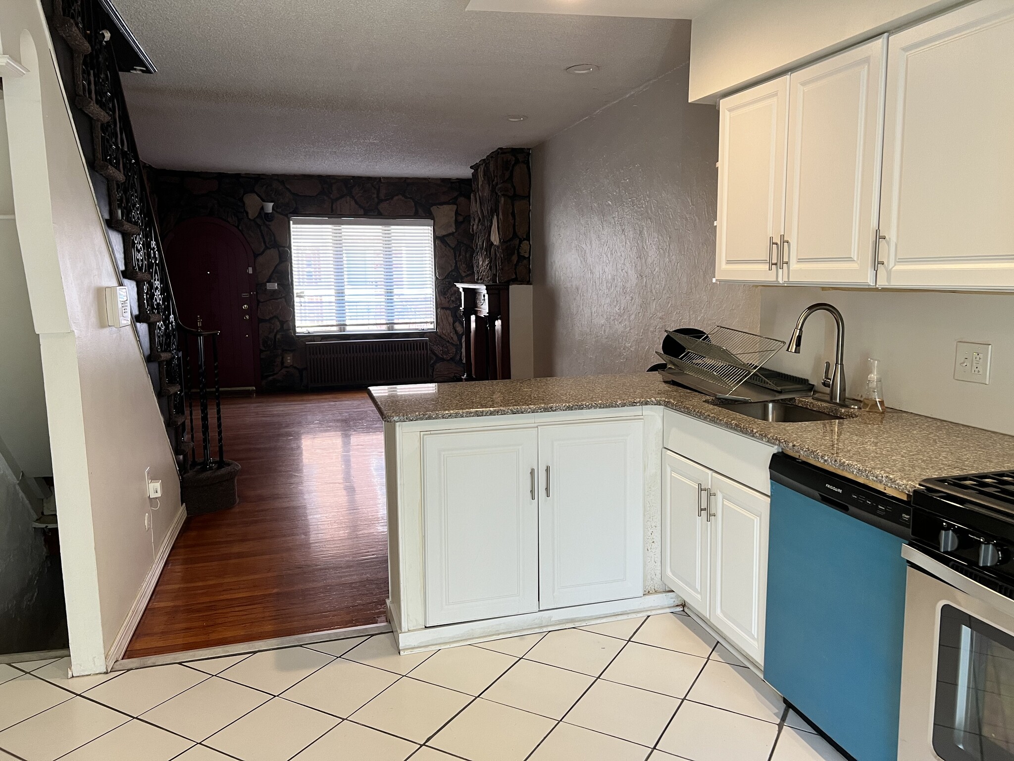 Building Photo - 2408 S Sartain St