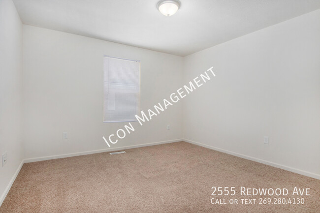 Building Photo - 2555 Redwood Ave