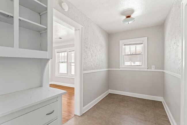 Building Photo - Charming 2-Bedroom Apartment Near UMKC – H...
