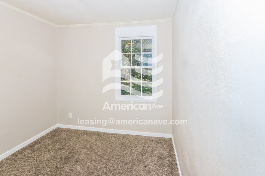 Building Photo - 211 Meadowdale Dr