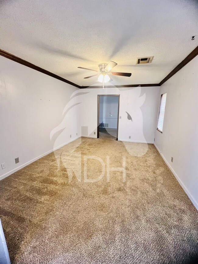 Building Photo - $100 Move In Special!!