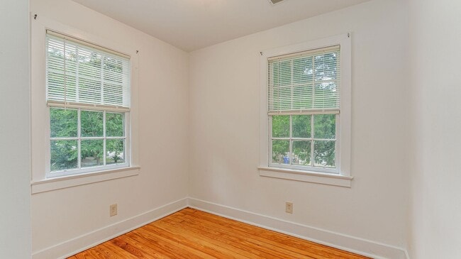 Building Photo - 3 Bedroom 1 Bath Townhouse in Wagener Terr...