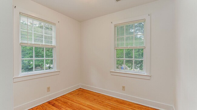 Building Photo - 3 Bedroom 1 Bath Townhouse in Wagener Terrace - Charleston Peninsula