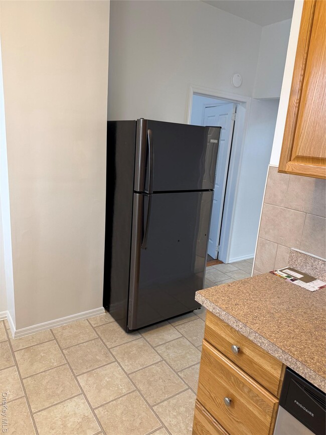 Building Photo - 18-31 25th Rd