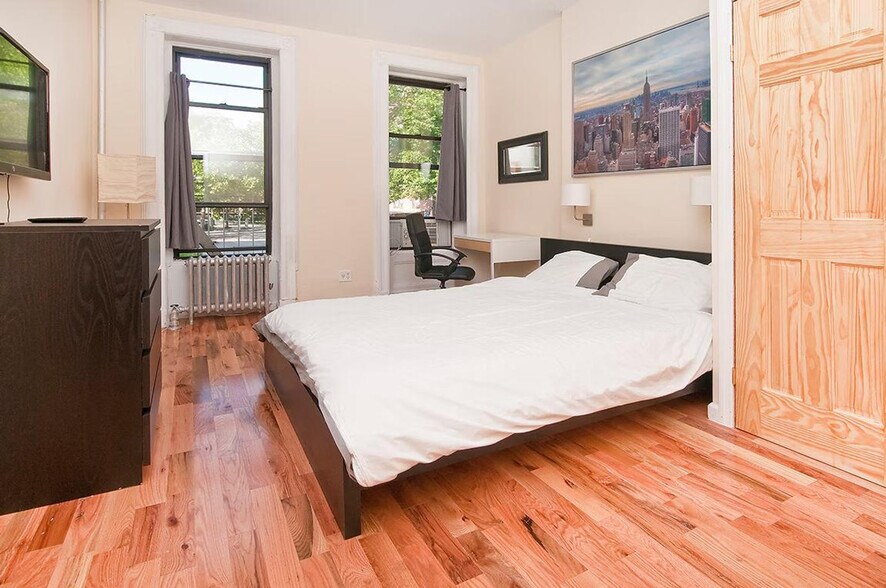 Building Photo - 2370 1st Ave